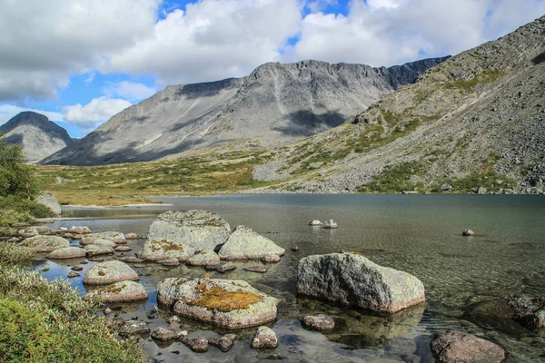 Moss Covered Stones Clear Water Turquoise Lake Backdrop Mountains Northern — Stock Photo, Image