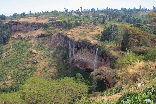 在乌干达的岩石中流淌着又高又薄的西皮瀑布 — 图库照片