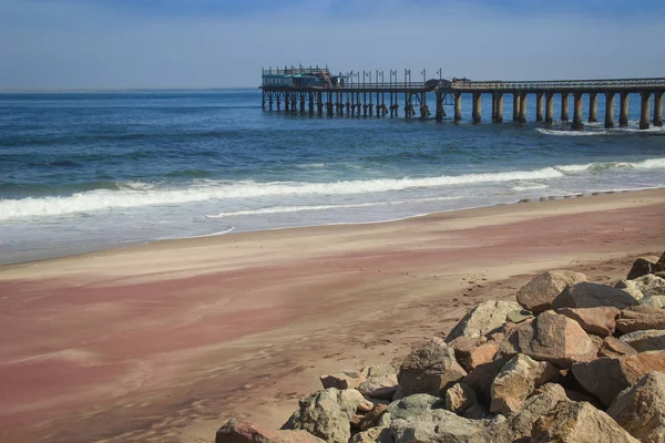 Pier Atlanti Óceán Swakompund Namíbia Gyönyörű Rózsaszín Homok Hullámok Kövek — Stock Fotó