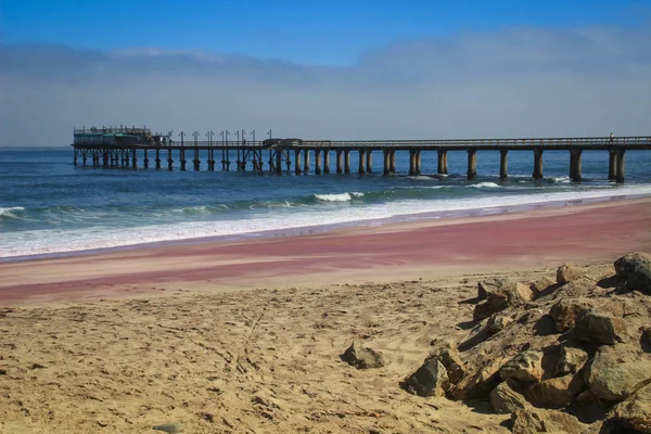 Pier Atlanti Óceán Swakompund Namíbia Gyönyörű Rózsaszín Homok Hullámok Kövek — Stock Fotó