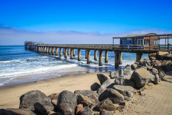 Pier Atlantische Oceaan Swakompund Namibië Mooie Roze Zand Golven Stenen — Stockfoto