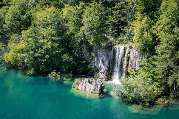 Hlavní Přírodní Zajímavost Chorvatska Plitvická Jezera Kaskády Vodopádů Smaragdové Jasně — Stock fotografie