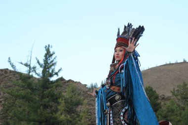 Kızıl, Tuva, Rusya - 10 Ağustos 2014: Moğol kadında şaman ve cadı kostüm dansları sahnede dağlarda. Tuva Halk oyunları