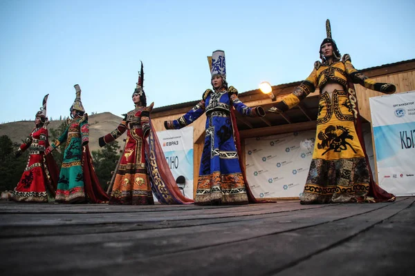 俄罗斯泰瓦的基齐尔 身穿萨满和巫师服装的蒙古女子在山上的舞台上跳舞 蒂瓦民间舞蹈 — 图库照片