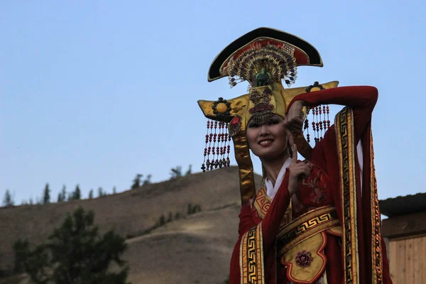 俄罗斯泰瓦的基齐尔 身穿萨满和巫师服装的蒙古女子在山上的舞台上跳舞 蒂瓦民间舞蹈 — 图库照片