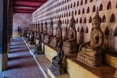 Vientiane, Laos - 25 Şubat 2016: Wat Sisaket - ünlü Vientiane tapınaklardan binlerce Buda heykelleri ile
