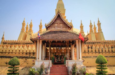 Vientiane, Laos - 25 Şubat 2016: bir büyük altın Budist Tapınağı ile büyük kutsal Stupa güzel sahne