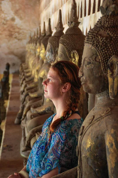 Mujer Joven Blanca Pelirroja Sienta Fondo Las Estatuas Buda Templo — Foto de Stock