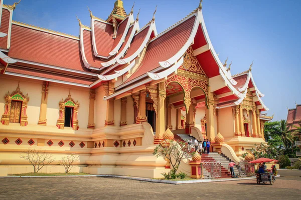 Vientiane, Laos - 25 Şubat 2016: bir büyük altın Budist Tapınağı ile büyük kutsal Stupa güzel sahne