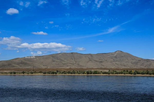 俄罗斯的伟大的伊尼塞河 发源于亚洲中部的西伯利亚地区 明亮的夏日阳光明媚的日子 晴朗的天空 河水有明亮的蓝水 — 图库照片