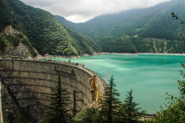 Inguri, Gürcistan - 16 Temmuz 2014: Hidroelektrik Santrali parlak turkuaz su ile