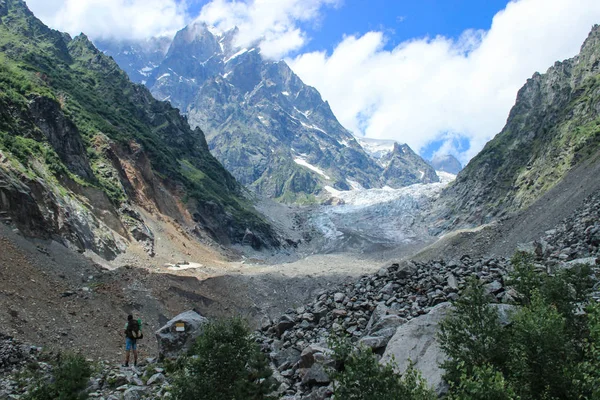 Svaneti Georgia Luglio 2014 Sullo Sfondo Del Maestoso Monte Ushba — Foto Stock