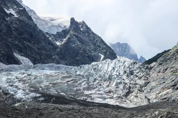 Natura Fredda Aspra Del Monte Ushba Rocce Ghiacciaio — Foto Stock