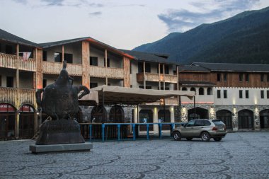 Mestia, Gürcistan - 21 Temmuz 2014: Klasik ve Svanlar binme heykeli ile Svaneti bölgesi Mestia turistik şehir avlusu