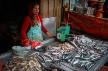 Berastagi, Sumatra - 26 Ocak 2018: balık satıcıları yerel Endonezya otantik ve renkli sokak pazarında.