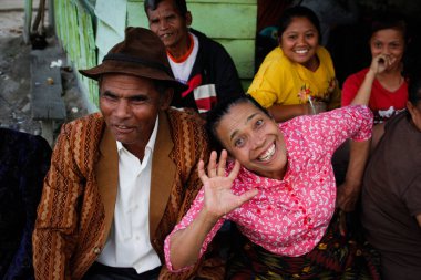 Berastagi, Sumatra - 26 Ocak 2018: adam bir kahverengi şapka gülüyor ve Endonezya yaşlı kadın bir pembe bluz ve onu şık beceriksiz çok neşeli giymiş