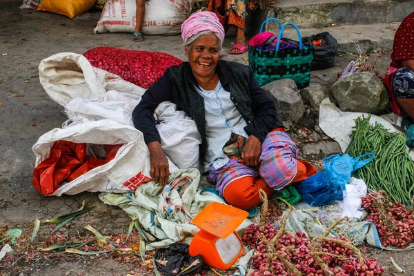 苏门答腊贝拉斯塔吉 2018年1月26日 一位戴着有趣帽子的老太太在当地印尼正宗多彩的街头市场出售蔬菜 — 图库照片