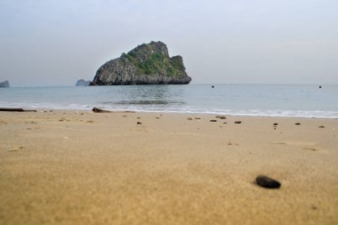 Antika kayalıklarla ve Vietnam - Ha uzun Bay en ünlü yerde turkuaz su ile deniz manzarası.