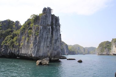 Antika kayalıklarla ve Vietnam - Ha uzun Bay en ünlü yerde turkuaz su ile deniz manzarası.
