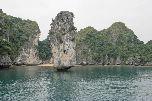 Antika kayalıklarla ve Vietnam - Ha uzun Bay en ünlü yerde turkuaz su ile deniz manzarası.