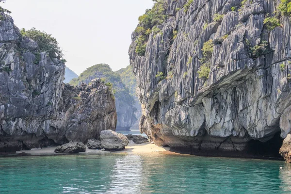 Antika kayalıklarla ve Vietnam - Ha uzun Bay en ünlü yerde turkuaz su ile deniz manzarası.