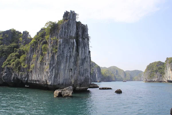 베트남에서 유명한 장소에 청록색 바다와 기이한 절벽의 플레이 — 스톡 사진