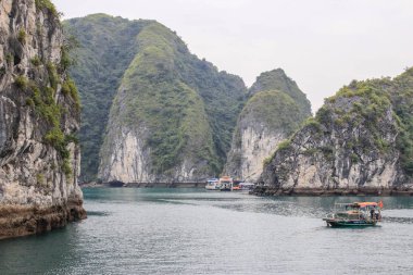 Ha Long Bay, Vietnam - 24 Ocak 2016: Ünlü UNESCO miras Ha uzun Bay süslü kaya, Turkuaz su ve deniz araçları ile