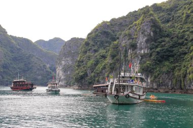 Ha Long Bay, Vietnam - 24 Ocak 2016: Ünlü UNESCO miras Ha uzun Bay süslü kaya, Turkuaz su ve deniz araçları ile