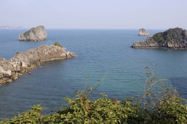 Antika kayalıklarla ve Vietnam - Ha uzun Bay en ünlü yerde turkuaz su ile deniz manzarası.