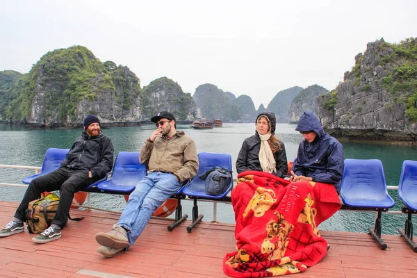 越南下龙 2016年2月17日 在下龙湾的一个寒冷的日子里 乘坐一艘用毯子包裹的游轮上的人们 — 图库照片