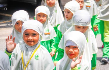 Kuala Lumpur, Malezya - 2 Nisan 2017: Beyaz hijabs İlköğretim Okulu küçük Asyalı kızlardan bir grup