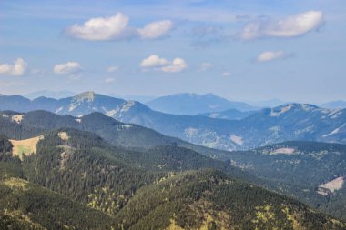 Yeşil dağların Karpatlar gün açık yaz panoraması.