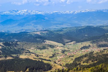 Güzel peri masalı Vadisi ile görkemli yeşil Karpatlar arasında tipik bir Ukraynalı Köyü