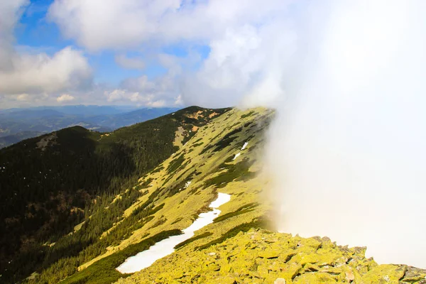 Huge Cloud Envelops Green Carpathian Mountains — Stock Photo, Image