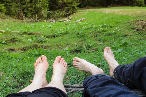 Ein Paar Touristen Schliefen Und Lagen Entspannt Gras Barfuß — Stockfoto