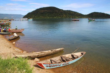 Mpulungu, Zambiya - 23 Mart 2015: balıkçılar ve üstünde belgili tanımlık sayaç Tanganika Gölü üzerinde balık ile balıkçı tekneleri