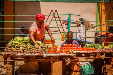 Mbala, Zambiya - 27 Mart 2015: Siyah kadınlar Satıyoruz sebze: patates, lahana ve domates Afrika street Market