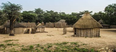 Geleneksel Afrika otantik kulübe ve Zambiya ve Namibya sınırındaki saman çitler