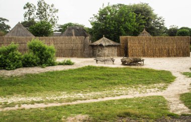 Geleneksel Afrika otantik kulübe ve Zambiya ve Namibya sınırındaki saman çitler