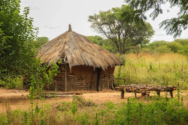 Geleneksel Afrika otantik kulübe ve Zambiya ve Namibya sınırındaki saman çitler