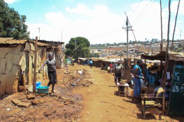 Kibera, Nairobi, Kenya - 13 Şubat 2015: gecekondu zavallı kulübe ile bir sokak