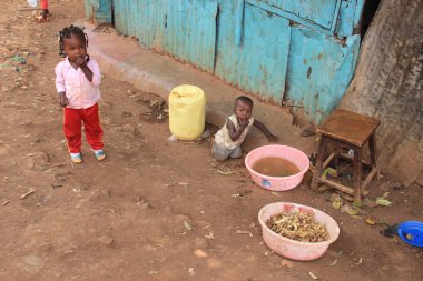 Kibera, Nairobi, Kenya - 13 Şubat 2015: Gecekondu Nairobi - Afrika yoksul yerlerden biri, çocuk oyun