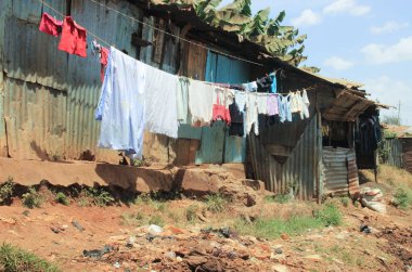 Nairobi - Afrika yoksul yerlerden gecekondu halatlar üzerinde giysi kurutma