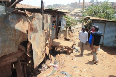 Kibera, Nairobi, Kenya - 13 Şubat 2015: gecekondu zavallı kulübe ile bir sokak