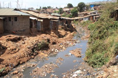 Kibera, Nairobi, Kenya - 13 Şubat 2015: Büyük yığın-in çöp ve gecekondu Nairobi - Afrika yoksul yerlerden biri kirli nehirde
