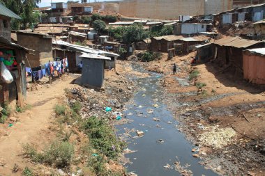 Kibera, Nairobi, Kenya - 13 Şubat 2015: Büyük yığın-in çöp ve gecekondu Nairobi - Afrika yoksul yerlerden biri kirli nehirde