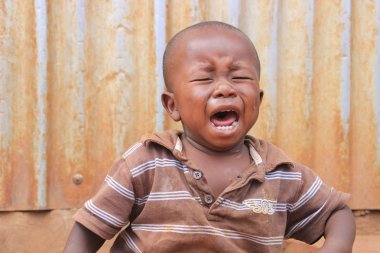 Kibera, Nairobi, Kenya - 13 Şubat 2015: biraz ağlamak zavallı Afrikalı Çocuk kirli