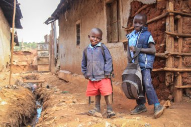 Kibera, Nairobi, Kenya - 13 Şubat 2015: İki zavallı siyah erkek yerleşmişti bir zavallı Kibera ilçe okula gitmek.