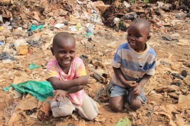 Kibera, Nairobi, Kenya - 13 Şubat 2015: İki zavallı çocuklar çöp üzerinde oynarken Kibera gecekondu siyah