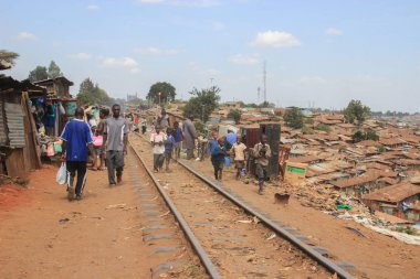 Kibera, Nairobi, Kenya - 13 Şubat 2015: büyük bir dağ çöp ve bir demiryolu Nairobi - Kibera yoksul alanında
